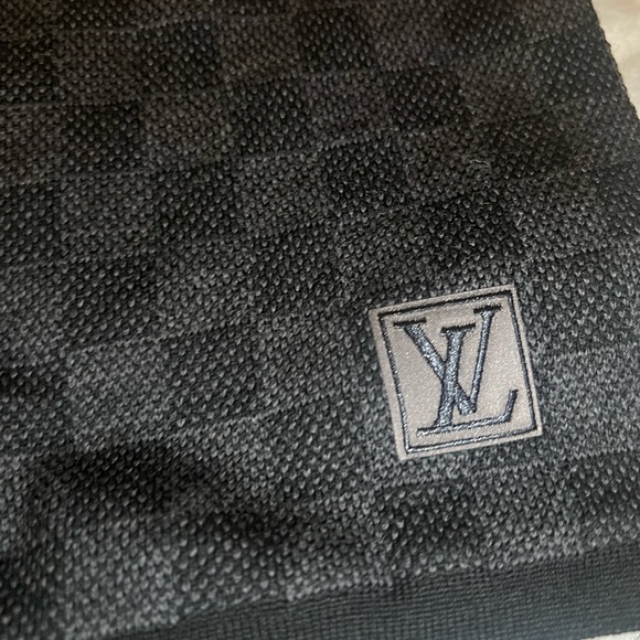 Louis Vuitton Néo Petit
Damier Scarf brand new with tags and box - Picture 3 of 5